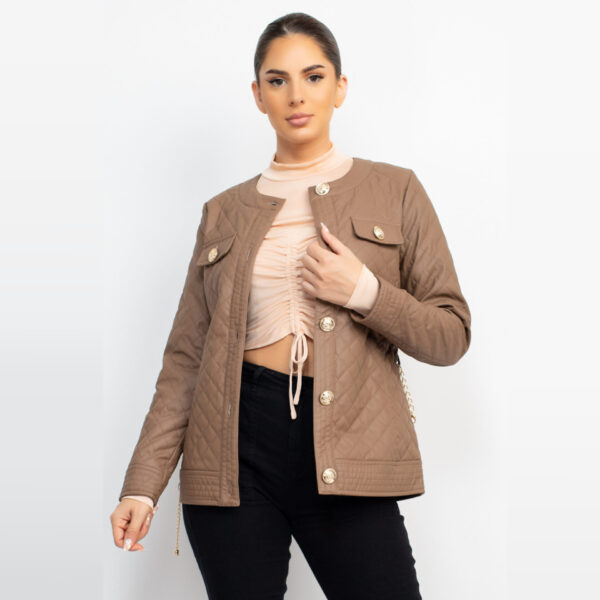 IRIS-HMJ20825 / CHAQUETA ACOLCHONADA CON BOTONES DORADOS / PAQUETE 6 PZAS: $430 C/PZA - PAQUETE 24 PZAS: $349 C/PZA - Imagen 10