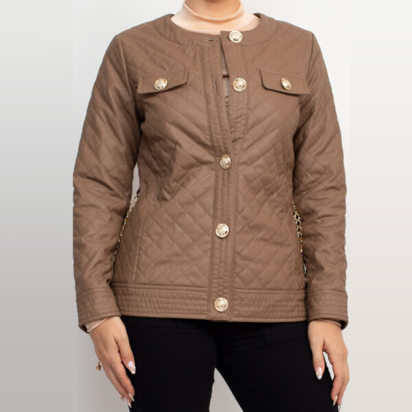IRIS-HMJ20825 / CHAQUETA ACOLCHONADA CON BOTONES DORADOS / PAQUETE 6 PZAS: $430 C/PZA - PAQUETE 24 PZAS: $349 C/PZA - Imagen 9