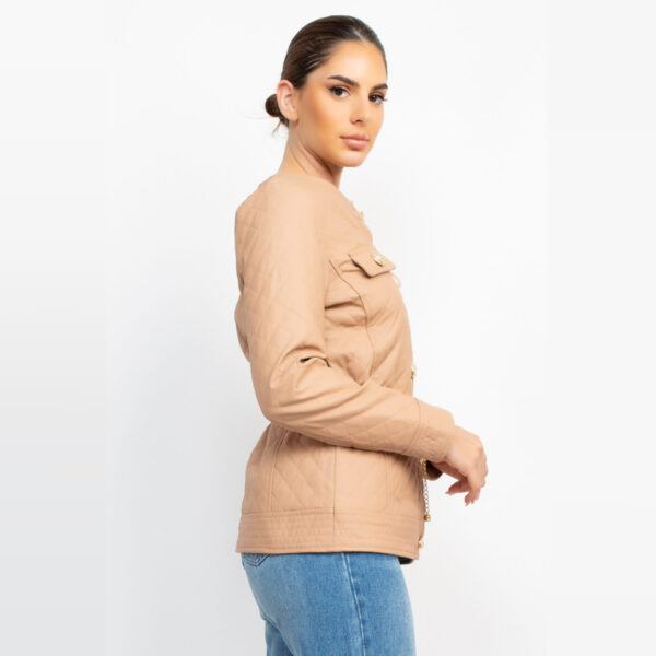 IRIS-HMJ20825 / CHAQUETA ACOLCHONADA CON BOTONES DORADOS / PAQUETE 6 PZAS: $430 C/PZA - PAQUETE 24 PZAS: $349 C/PZA - Imagen 8