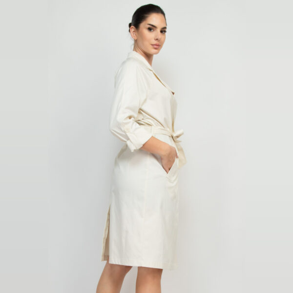 IRIS-HMJ21098 / GABARDINA CON CINTURON AJUSTABALE / PAQUETE 6 PZAS: $503 C/PZA - PAQUETE 24 PZAS: $409 C/PZA - Imagen 4