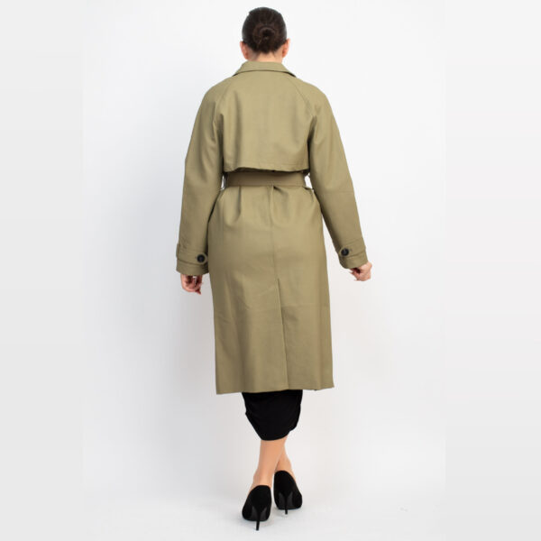 IRIS-HMJ21098 / GABARDINA CON CINTURON AJUSTABALE / PAQUETE 6 PZAS: $503 C/PZA - PAQUETE 24 PZAS: $409 C/PZA - Imagen 10