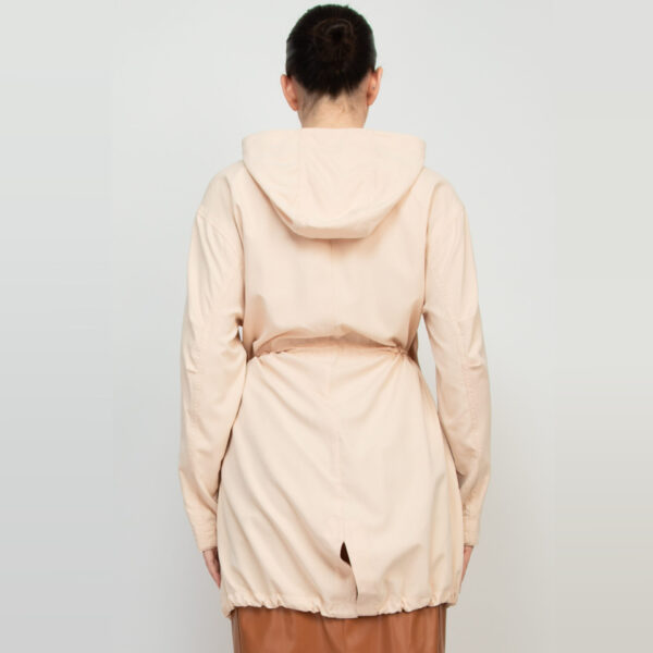 IRIS-HMJ21264 / PARKA LIGERA CON CAPUCHA / PAQUETE 6 PZAS: $457 C/PZA - PAQUETE 24 PZAS: $372 C/PZA - Imagen 4