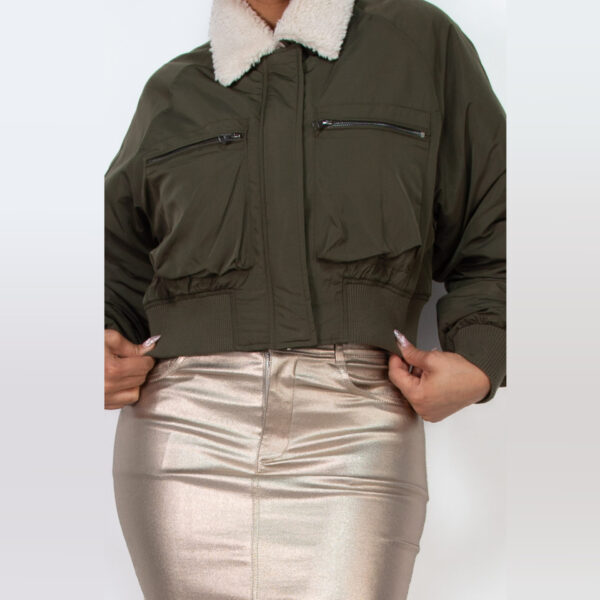 IRIS-IJ99407/ CHAMARRA CROP ESTILO BOMBER / PAQUETE 6 PZAS: $494 C/PZA - PAQUETE 24 PZAS: $401 C/PZA - Imagen 3